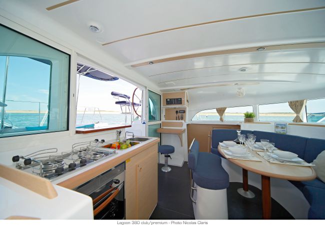 Bateau à Vaitape - Catamaran Croisière 3 nuits à BORA BORA Bateau à Vaitape - Catamaran Croisière 3 nuits à BORA BORA