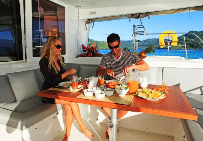 Bateau à Vaitape - Catamaran Croisière 3 nuits à BORA BORA Bateau à Vaitape - Catamaran Croisière 3 nuits à BORA BORA