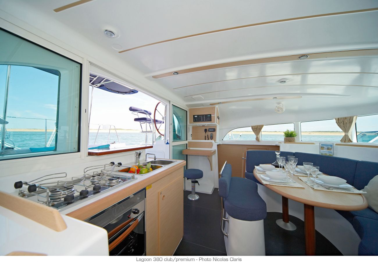 Bateau à Vaitape - Catamaran Croisière 3 nuits à BORA BORA Bateau à Vaitape - Catamaran Croisière 3 nuits à BORA BORA