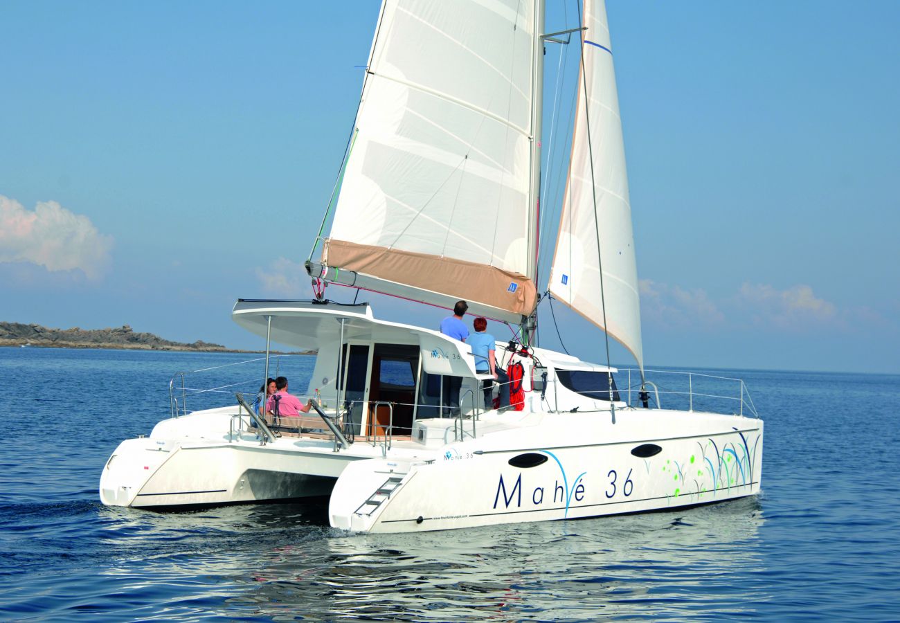 Bateau à Vaitape - Catamaran Croisière 3 nuits à BORA BORA Bateau à Vaitape - Catamaran Croisière 3 nuits à BORA BORA