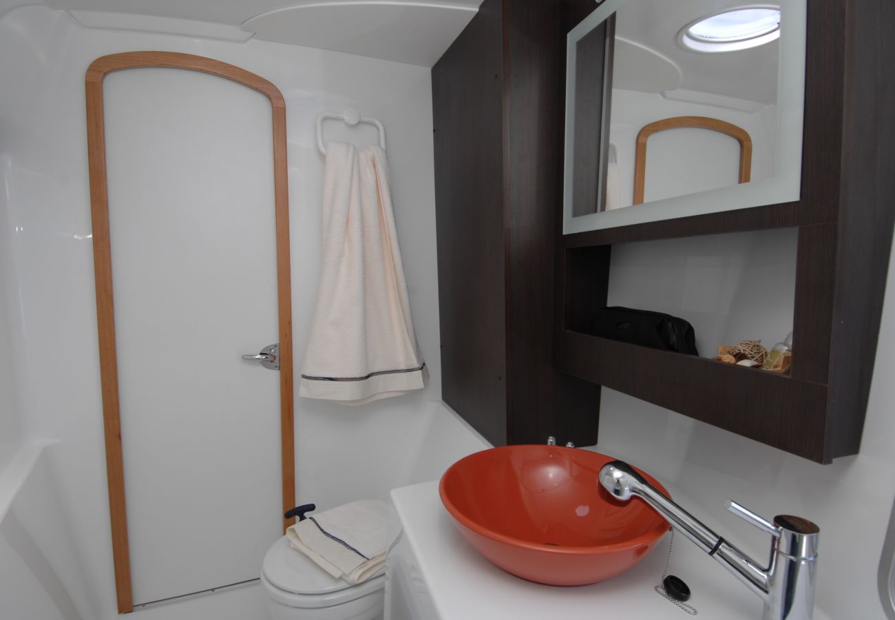 Bateau à Vaitape - Catamaran Croisière 3 nuits à BORA BORA Bateau à Vaitape - Catamaran Croisière 3 nuits à BORA BORA